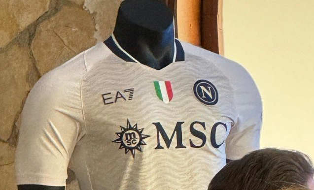 La SSC Napoli presenta la nuova maglia che scenderà in campo sabato.