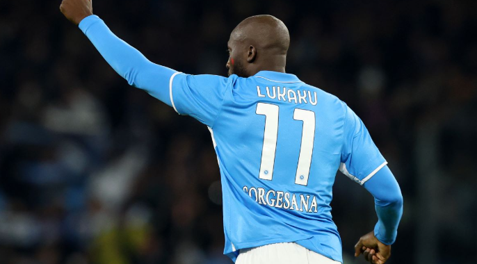 Lukaku resta in Belgio, il Napoli si interroga: nessuna frattura, ma la scelta spiazza il club.