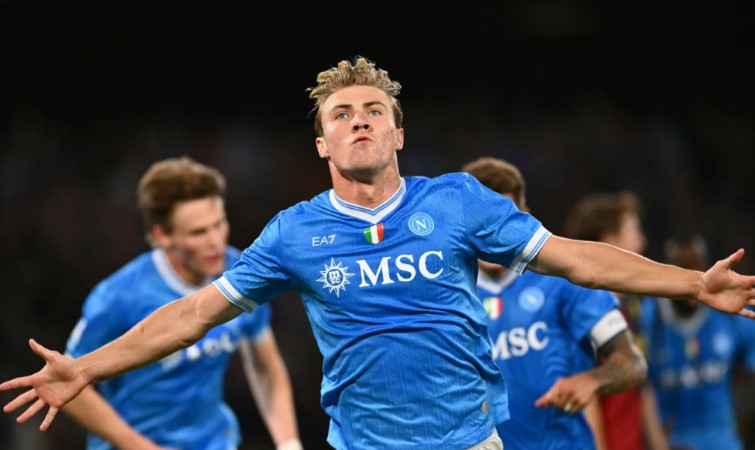 Hojlund, l’esplosione che accende Napoli: per Gazzetta è “devastante come il primo Lukaku di Conte”.