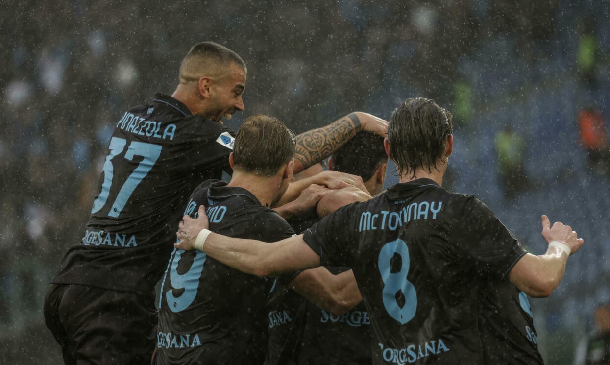 Il Napoli espugna l’Olimpico: 2-0 alla Lazio tra gol, nervosismo ed espulsioni.