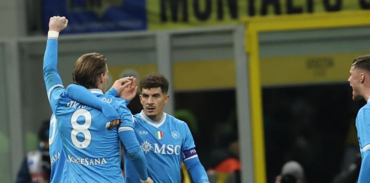 Inter-Napoli, 2-2 di fuoco a San Siro: doppietta di McTominay, Conte espulso e vetta mancata.