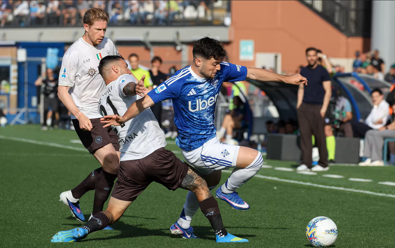 Editoriale: “Conte salva il margine Champions, pareggio a reti inviolate a Como”.
