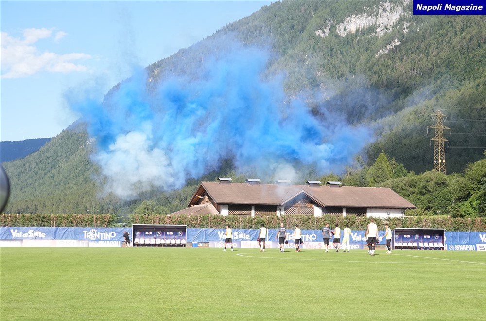 Napoli–Carrarese, secondo test a Dimaro: gli azzurri crescono e vincono 2-0 nel segno di Hojlund e Giovane.